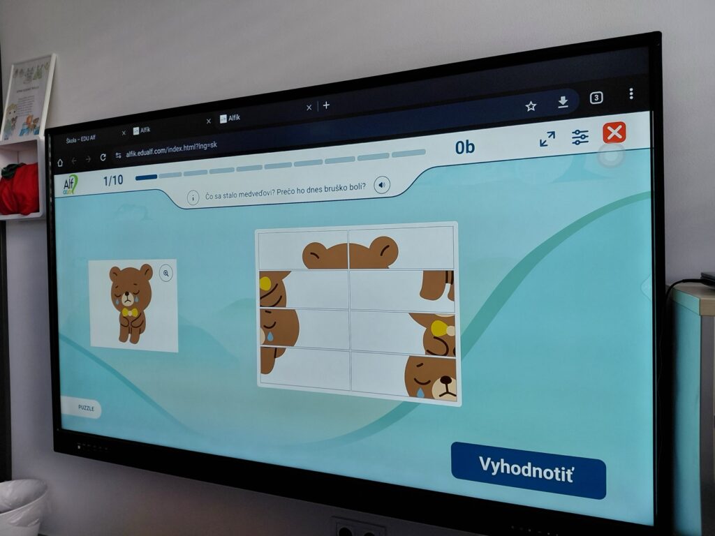 Interaktívny dotykový displej v triede materskej školy so spustenou vzdelávacou aplikáciou